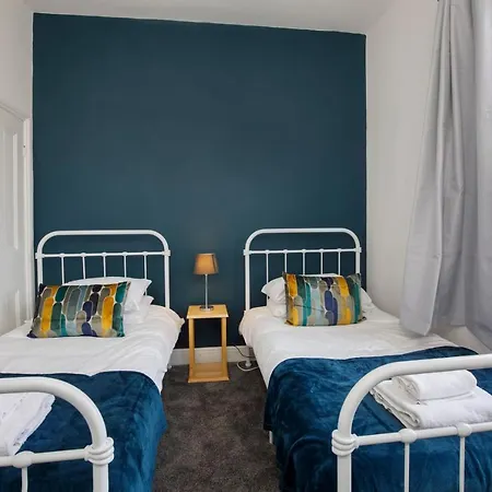 Falklands Street Centre House-free Parking *