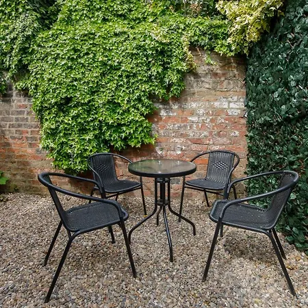 Falklands Street Centre House-free Parking 约克