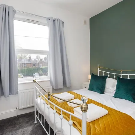 Falklands Street Centre House-free Parking *