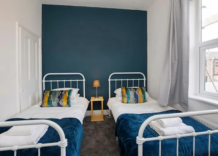 Falklands Street Centre House-free Parking *