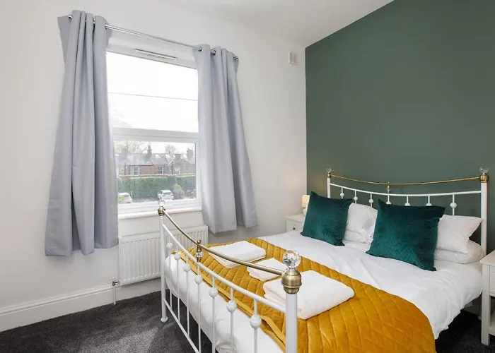 Falklands Street Centre House-free Parking *