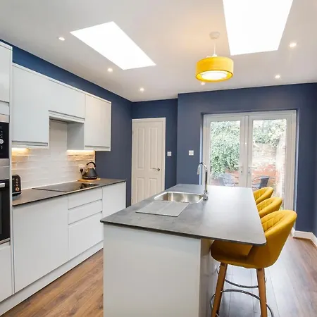Falklands Street Centre House-free Parking Holiday home