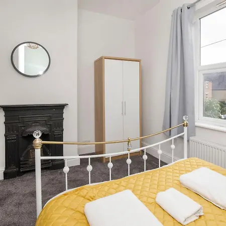 Falklands Street Centre House-free Parking يورك